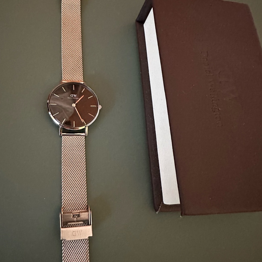 Petite gold Daniel Wellington watch - Picture 4 of 4